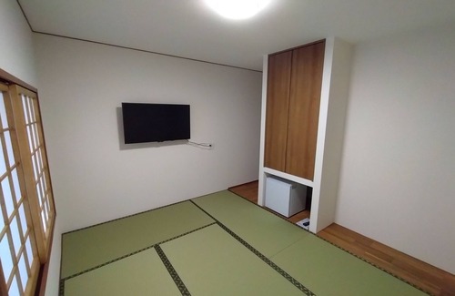Ayagawa House | English, Chinese, Taiwanese, Japanese available Accommodates up to 8 people Now. To celebrate our first anniversary, we are giving away 2 kg of "Oide Mai" rice produced in Kagawa Prefecture to two adults staying two nights or more.