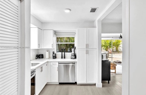 Sunset House | Enjoy a Comfortable Stay at this House