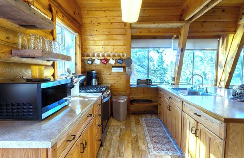 Mammoth Creek Cabin | Enjoy a cozy cabin near the lake! Sleeps 8, 5 Beds.