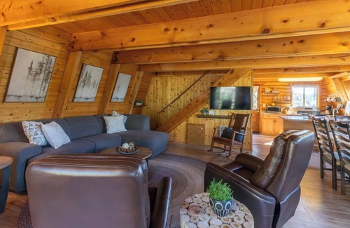 Mammoth Creek Cabin | Enjoy a cozy cabin near the lake! Sleeps 8, 5 Beds.