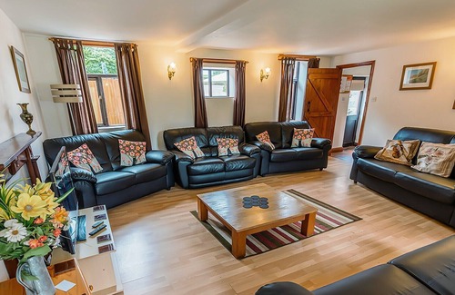 Cauldon Low Cottage | Enjoy a family holiday at this large property with many attractions nearby or hire some bikes to exp
