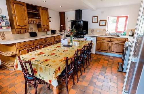 Cauldon Low Cottage | Enjoy a family holiday at this large property with many attractions nearby or hire some bikes to exp