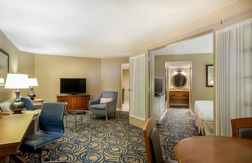 Brush - Stewarts House | Enjoy a Hassle-Free and Suiting Stay! Two Homely Units! 2 Swimming Pool & Tub