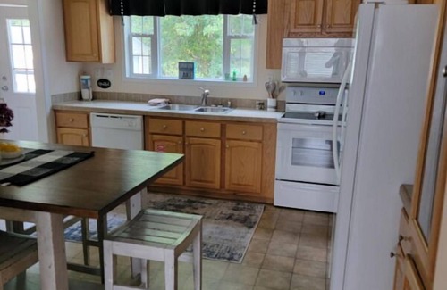 Longs House | Enjoy a Hassle Free Stay! Outdoor Pool, Pet-Friendly Property, Parking!