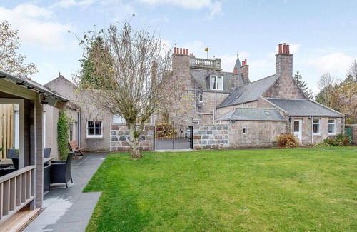 Ballater Cottage | Enjoy a holiday in your very own castle.