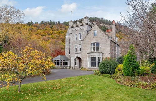 Ballater Cottage | Enjoy a holiday in your very own castle.