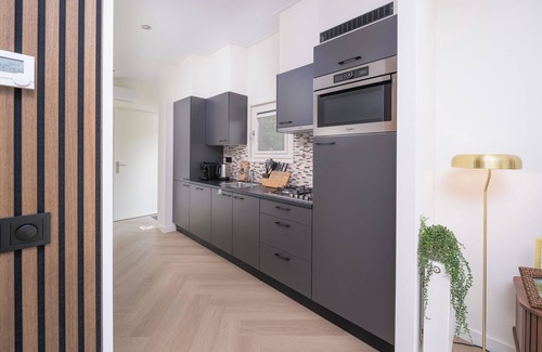 Loenen House | Enjoy a luxurious holiday home for 4 people in the wooded nature of the Veluwe, complete with modern amenities, air conditioning, and a stylish pergola for optimal comfort. Additionally, unwind in the private hot tub, perfect for relaxing after a day