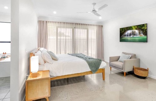 Barrine House | Enjoy a perfect family holiday at this lake front escape in Barrine!