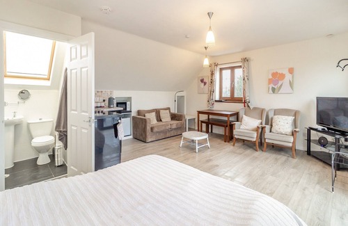 Cwm Frwd Oer Cottage | Enjoy a quiet retreat at this one bedroom hilltop studio with views over the countryside.