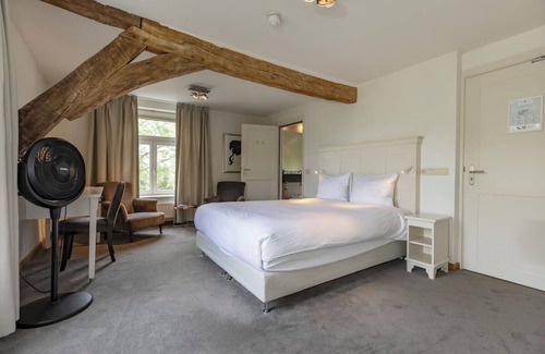 Baarlo Hotel | Enjoy a Quiet Stay with Greenery All Around! Free Parking and Onsite Dining!