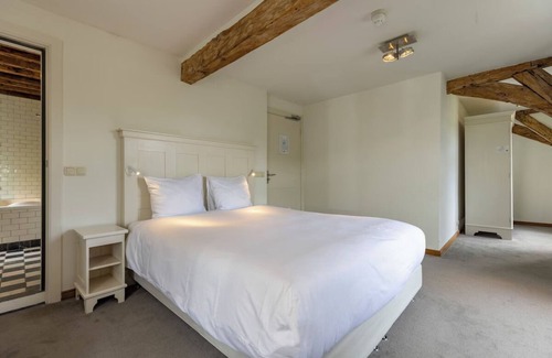 Baarlo Hotel | Enjoy a Quiet Stay with Greenery All Around! Free Parking and Onsite Dining!