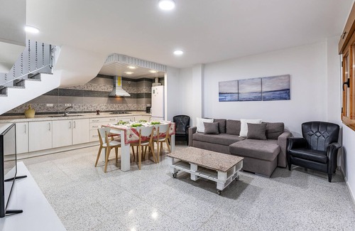 La Mamola House | Enjoy a relaxing vacation by the sea in southern Spain.
