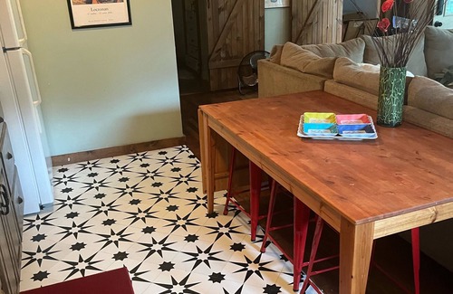 Monticello Cottage | Enjoy a serene stay at Eagle Nest Cottage