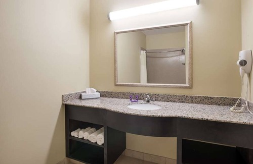 Saint Landry Hotel | Enjoy Awesome Amenities at Knights Inn Bunkie! 2 Units, Free Breakfast, Pool!