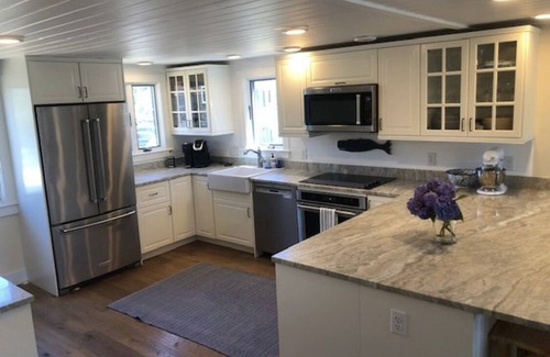 Madaket House | Enjoy beautiful Madaket beaches and sunsets, close to popular island restaurant!