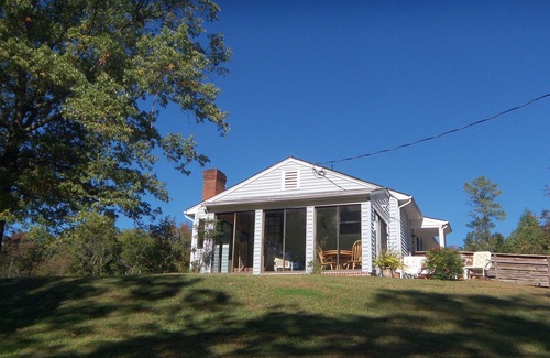 Ampthill House | Enjoy Breezes on the James River, 2bdrm-1bath/15 minutes to downtown Richmond