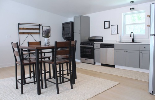 Cloverdale House | Enjoy Lake & Farm Life
