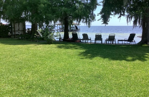 Lake Waccamaw Cottage | Enjoy Lake Waccamaw in a cozy cottage steps from the lake.