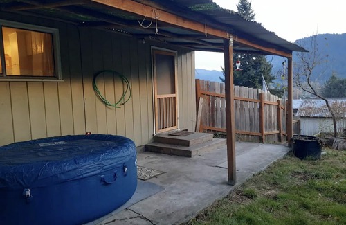 Oakridge House | Enjoy Mountain Peak Views from Hot Tub in Uptown Oakridge 2 Bdr