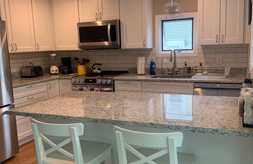 Newport East House | Enjoy our cozy, newly furnished, cottage near newport's beaches and restaurants!
