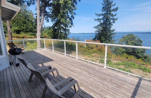 Everett House | Enjoy Private Island Experience Breathtaking Bluff Soundview House in Hat Island