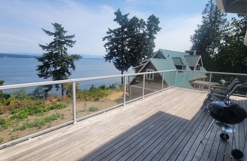Everett House | Enjoy Private Island Experience Breathtaking Bluff Soundview House in Hat Island