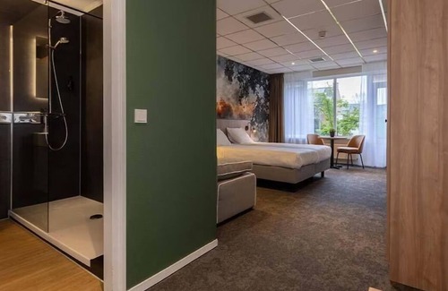 Roden Hotel | Enjoy Scenic Drenthe from a Serene Room Close to CBK Groningen
