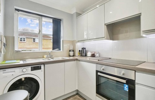 Knaphill Apartment | Enjoy this stylish and spacious penthouse perfect for business or leisure stays. Fully equipped with modern amenities, high-speed Wi-Fi, and free parking—your home away from home in the city.