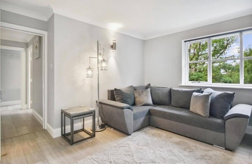 Knaphill Apartment | Enjoy this stylish and spacious penthouse perfect for business or leisure stays. Fully equipped with modern amenities, high-speed Wi-Fi, and free parking—your home away from home in the city.