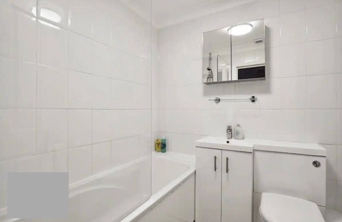 Knaphill Apartment | Enjoy this stylish and spacious penthouse perfect for business or leisure stays. Fully equipped with modern amenities, high-speed Wi-Fi, and free parking—your home away from home in the city.