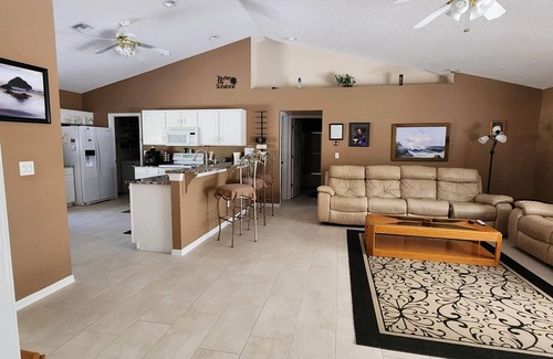 Groveland House | Enjoy your vacation in spacious private accommodation in Comfort Peace & Privacy