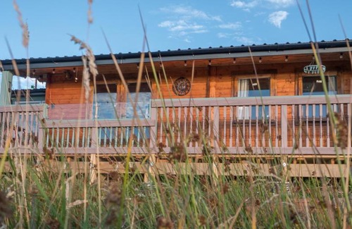 Borth Apartment | Enlli Fach cabin sleep's 2 adults and 2 children 2 dogs welcome not suitable for contract workers due to parking height restrictions