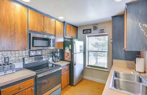 Ennis House | Ennis Vacation Rental w/Balcony: Walk to Downtown