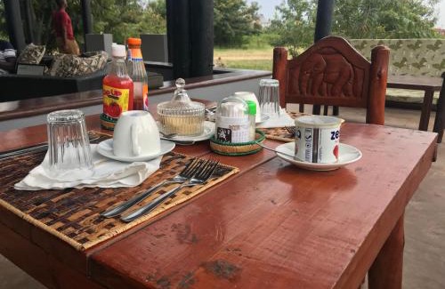Kasese Hotel | Enshama Game Lodge and Campsite