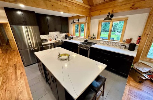 Cragsmoor House | Ensō House - Quiet Getaway with Hot Tub /Rec Roomnn