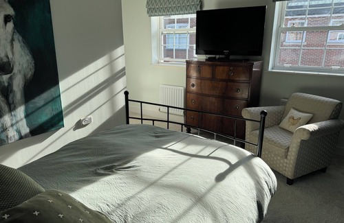Lychpit Bed & Breakfast | Ensuite double bedroom
