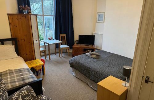 Sketty House | Ensuite Double Room, by Swansea University, Sketty, R2