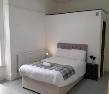 Sketty House | Ensuite room near Singleton Hospital, beach 8