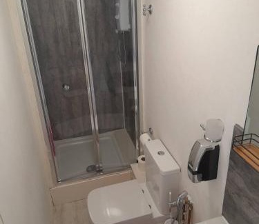 Sketty House | Ensuite triple room by Swansea University Hospital v