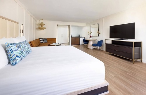 Calabasas Hotel | Ensuring a Very Comfortable & Memorable Stay! Dog-friendly Property, Pool