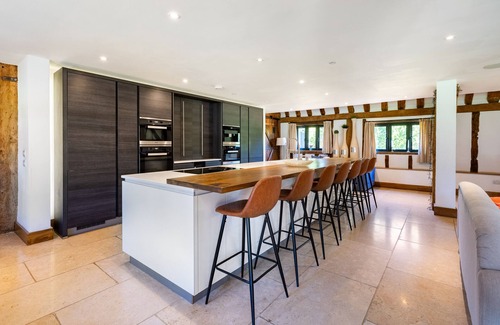 Bray on Thames House | Entertain, Celebrate, Relax in Period Luxury Barn - Perfect for family groups