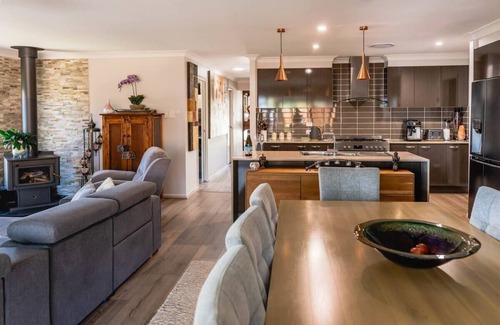 Beerwah House | Entertainer's paradise - child & pet friendly!