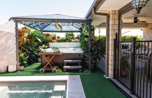 Beerwah House | Entertainer's Paradise! Child & pet friendly Pool spa, movie room - close to Australia Zoo