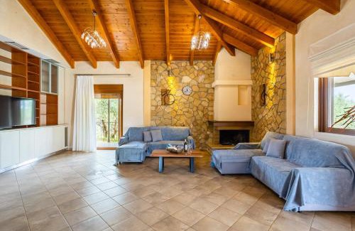Gargaliani Villa | Entheon Olive Villas - Poolside Retreats