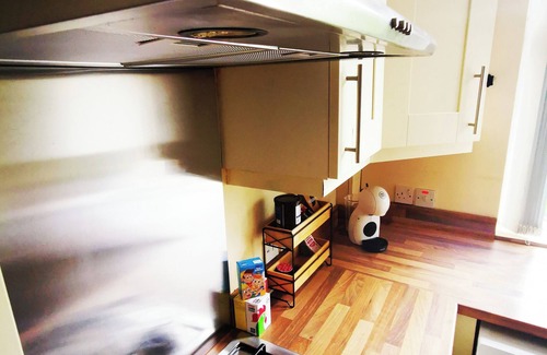 Whitehouse Lower Apartment | Entire 1 bedroom apartment with private balcony close to city