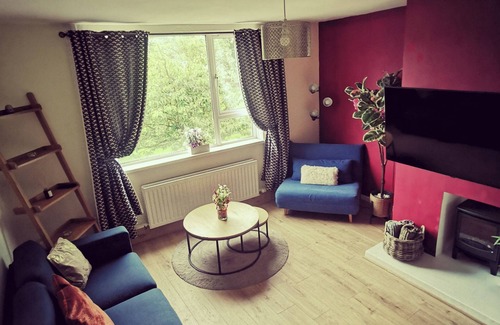 Whitehouse Lower Apartment | Entire 1 bedroom apartment with private balcony close to city