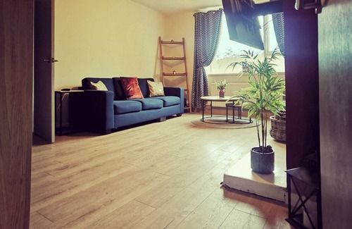 Whitehouse Lower Apartment | Entire 1 bedroom apartment with private balcony close to city