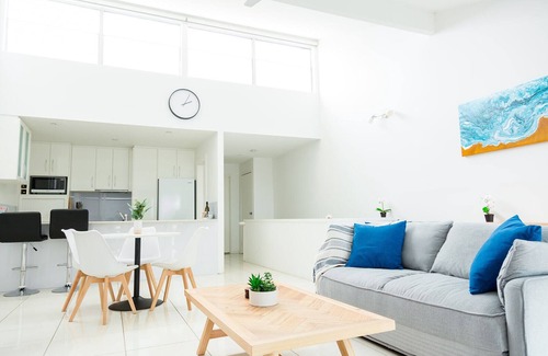 Sandstone Point House | Entire 2 Bed Townhouse walking distance to the famous Sandstone Point Hotel.