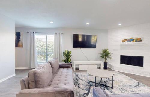 Greater Fondren Southwest House | Entire 3/2.5 Lux Retreat Home in the heart of Houston few Miles from Major Houston attractions & Pets Friendly