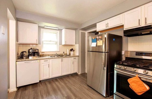 Maple Heights House | Entire 3 bed home in Maple Heights w ac